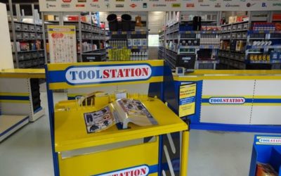 Toolstation ouvre son nouveau magasin à Lyon 8ème et fait sa promotion en affichage A3 et sac à pain publicitaire