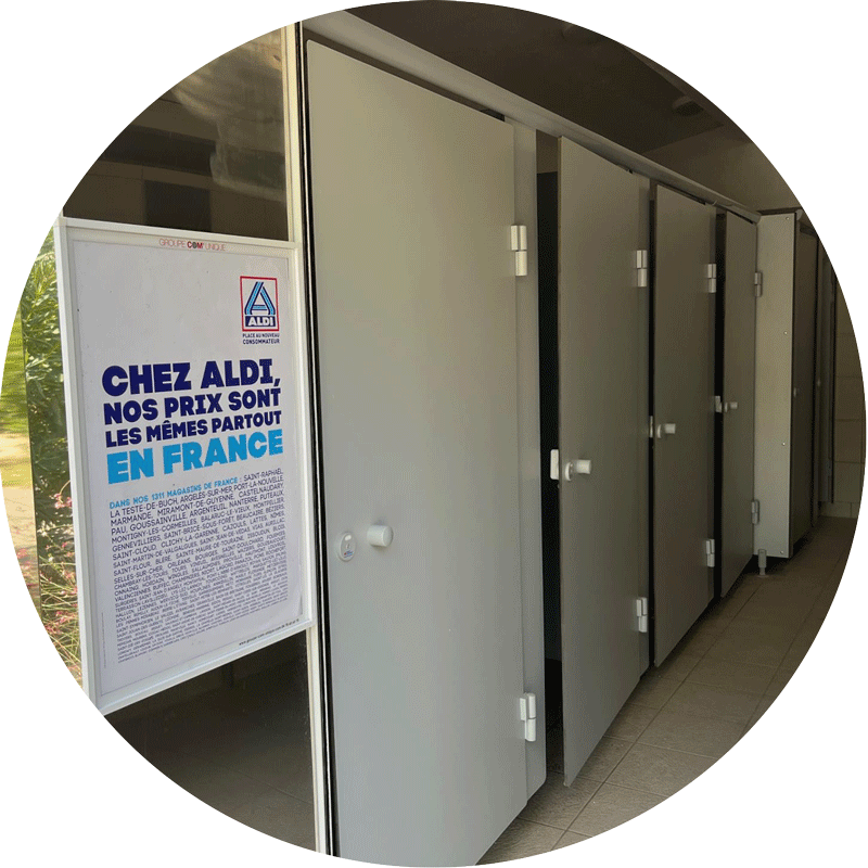 Réseau-PromoPiéton-Estival-Publicité-dans-les-camping-Toilettes-Groupe-Com'Unique Réseau-PromoPiéton-Estival-Publicité-dans-les-camping-Toilettes-Groupe-Com'Unique